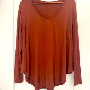 Lululemon • Long sleeve active top • Size 6